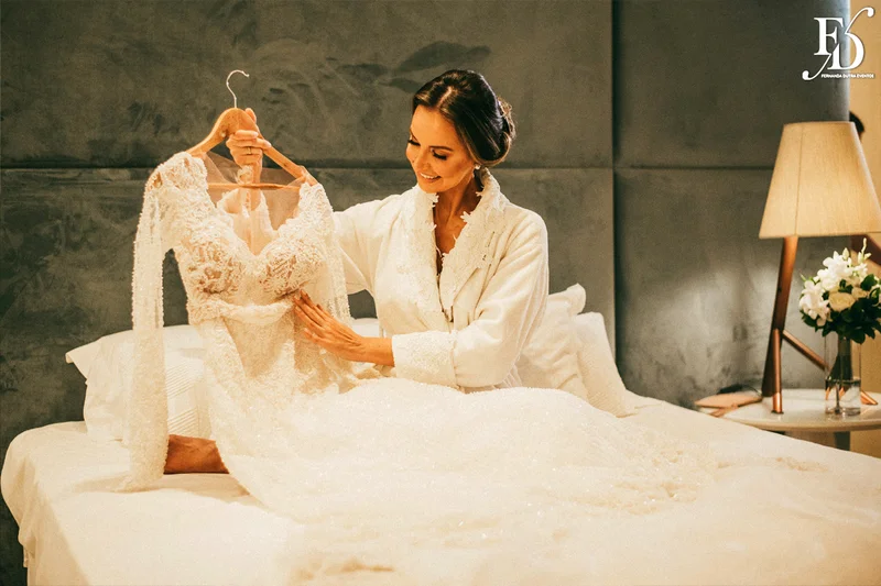 casamento na igreja nossa senhora do mont'serrat em porto alegre e festa de casamento na casa vetro em porto alegre com decoração sofisticada e luxuosa estilo clássico em dourado branco e amarelo por life eventos especiais cerimonialista de casamento em porto alegre