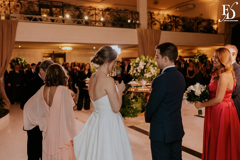 casamento destination wedding no hotel ritta hoppner em gramado com decoração clássica, elegante e botânica em tons de branco verde e fendi por life eventos especiais