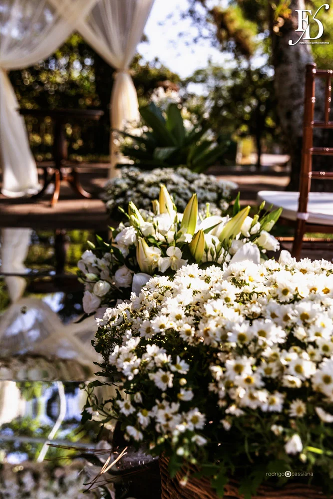 casamento do goleiro brenno do grêmio de porto alegre com a linda victoria fogazzi com uma cerimônia ao ar livre em porto alegre num lindo entardecer de verão e recepção em tons de marsala no salão principal da sede campestre da associação do ministério público por life eventos especiais cerimonialista em porto alegre