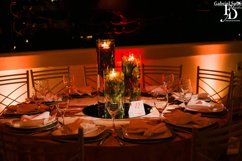 formatura tripla em direito pela fmp fundação do ministério público realizada no salão cristal do clube do comércio em porto alegre com decoração elegante clássica sofisticada em tons terrosos