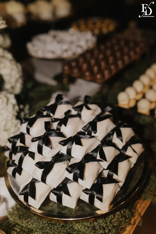 mesa de doces casamento le bistrot gourmet com decoração em preto e branco