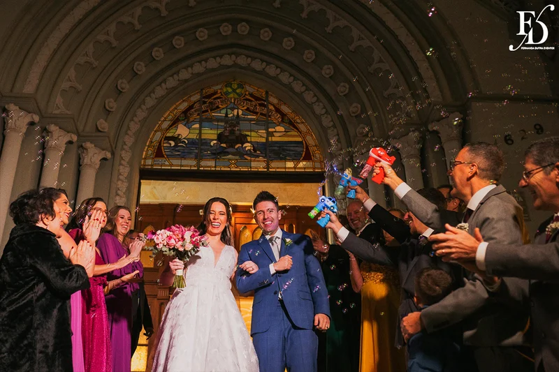 casamento realizado na igreja são pedro em porto alegre e recepção no le bistrot gourmet com decoração colorida e vibrante em rosa pink roxo e lilás
