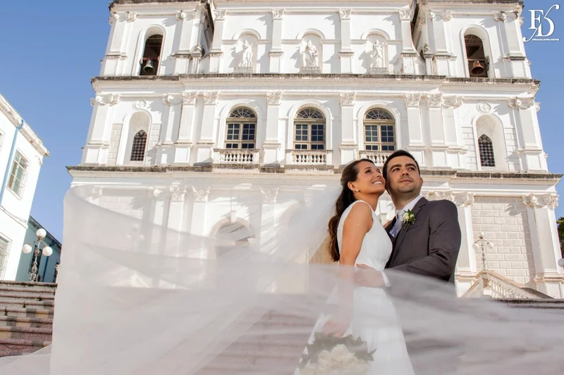 noivos na escadaria da igreja das dores