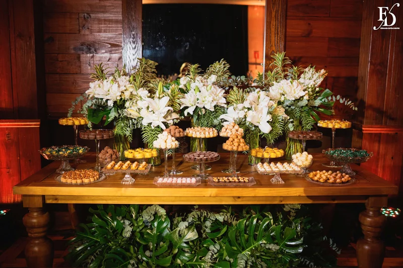 festa de formatura em medicina realizada no salão boa vista da associação leopoldina juvenil em porto alegre com decoração verde e branco e animação da banda os calamares