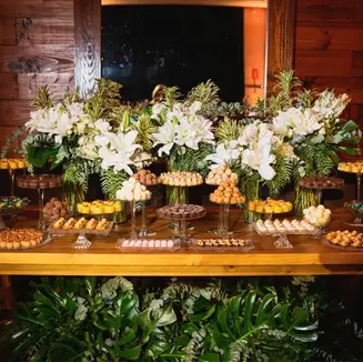 Formatura em Medicina no Salão Boa Vista da Associação Leopoldina Juvenil, em Porto Alegre. Festa de Fabiana e Letycia com decoração botânica em verde e branco e show da banda Os Calamares. Organização Life Eventos Especiais.
