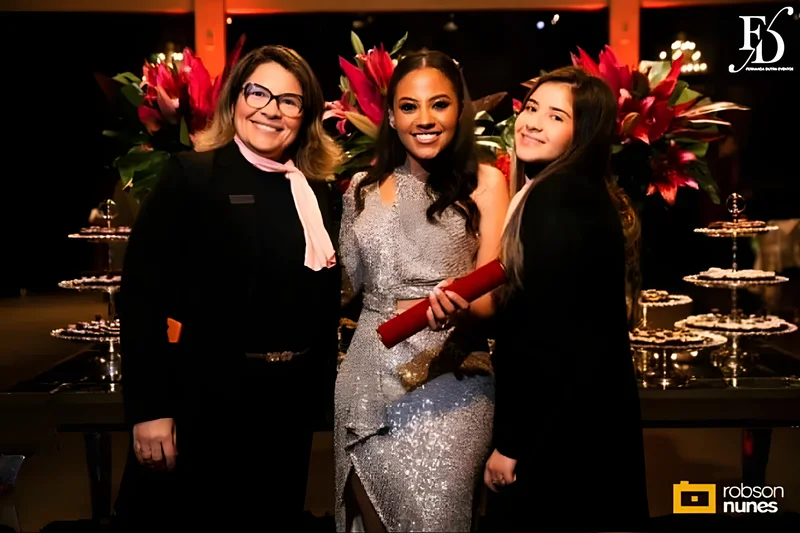 festa de formatura em direito no party room em porto alegre com decoração moderna elegante e sofisticada em preto e marsala com organização projeto e cerimonial de life eventos especiais cerimonialistas em porto alegre