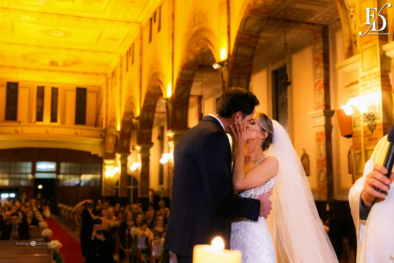 casamento com cerimônia na igreja santa teresinha do menino jesus na rua ramiro barcelos em porto alegre e recepção e festa na casa vetro com decoração moderna contemporânea sofisticada luxuosa em tons de cinza prata e flores coloridas na paleta de tons terrosos por life eventos especiais cerimonialista de casamento em porto alegre