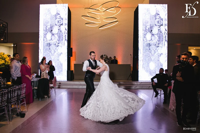 casamento com cerimônia na igreja são josé la salle em canoas rs e recepção na lalux casa de festas com decoração moderna sofisticada elegante em amarelo cinza e preto por life eventos especiais assessoria e organização de casamentos em porto alegre