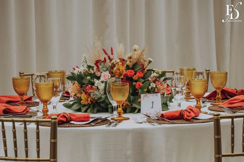 casamento no espaço paraiso em porto alegre viamão alvorada com decoração moderna boho rustico-chic em tons terrosos por life eventos especiais mesas convidados