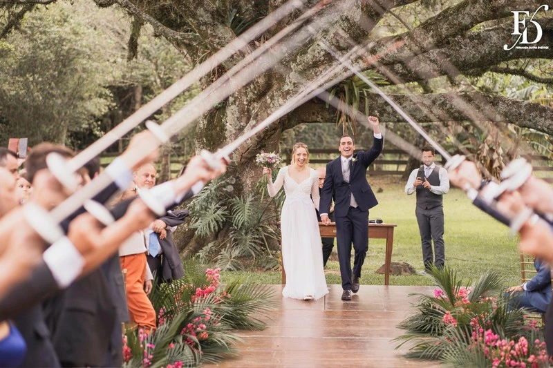casamento diurno almoço de domingo em família no alto da capela cerimônia ao ar livre teto de aço