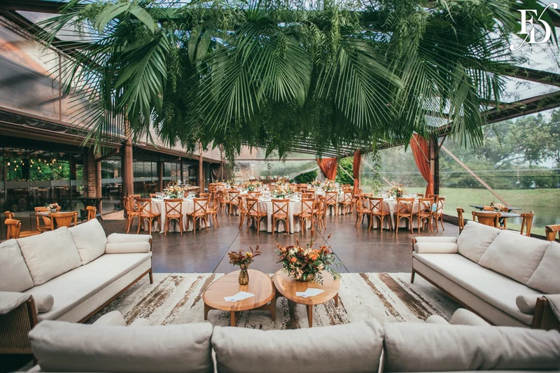 casamento realizado no alto da capela em porto alegre por life eventos especiais com cerimônia ao ar livre decoração despojada em tons terrosos e uma parede de donuts para a alegria dos convidados