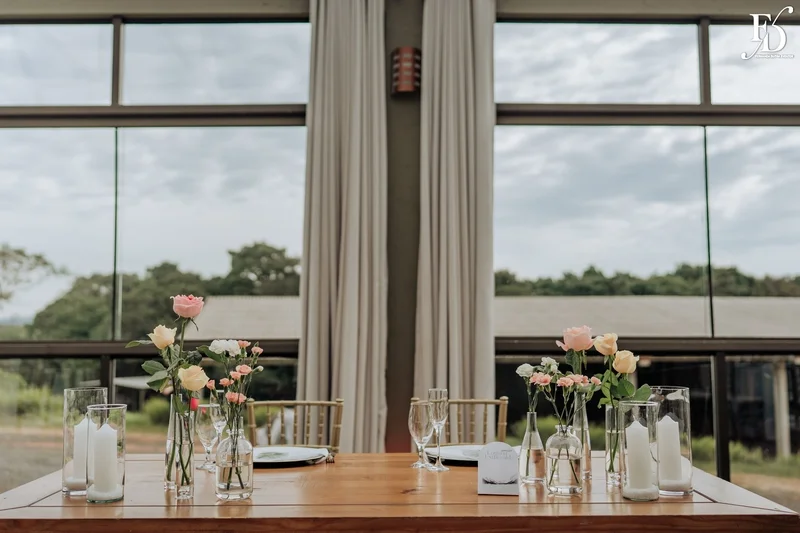 casamento no espaço paraíso em porto alegre cerimônia ao ar livre com decoração minimalista clean e delicada estilo pinterest por life eventos especiais