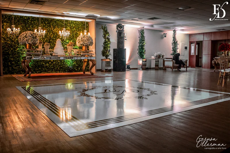 casamento com cerimônia na basílica nossa senhora das dores em porto alegre e festa e recepção no salão hannover da sogipa com decoração clássica elegante e sofisticada em dourado, branco e vermelho, com detalhe em pérolas por life eventos especiais empresa especializada na organização de casamentos em porto alegre