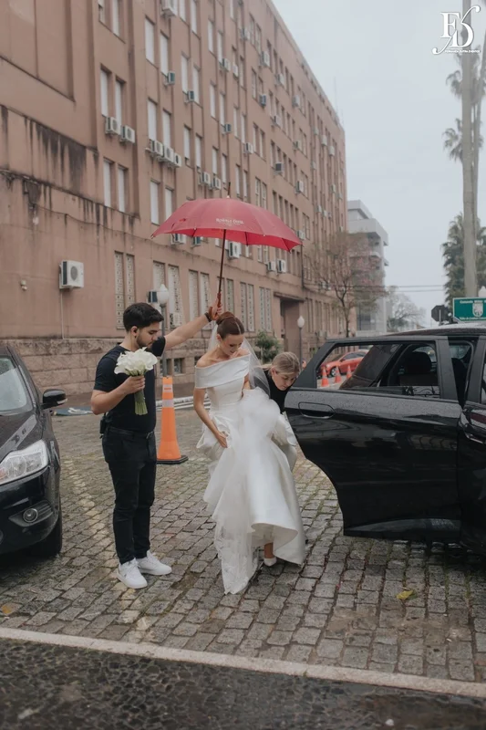 casamento igreja basílica nossa senhora das dores cerimonial levando a noiva na chuva