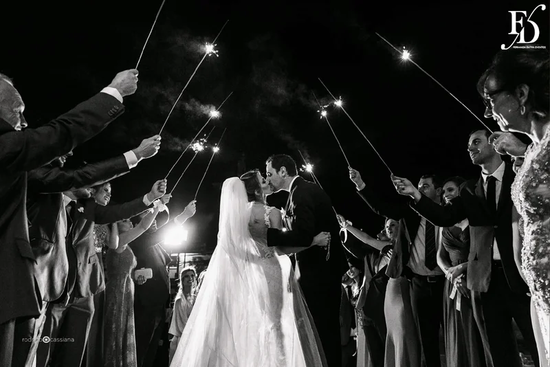 casamento com cerimônia na igreja santa teresinha do menino jesus na rua ramiro barcelos em porto alegre e recepção e festa na casa vetro com decoração moderna contemporânea sofisticada luxuosa em tons de cinza prata e flores coloridas na paleta de tons terrosos por life eventos especiais cerimonialista de casamento em porto alegre