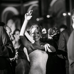 O casamento da Cris e do Marlano aconteceu no Salão Leopoldina, da Associação Leopoldina Juvenil, em Porto Alegre. Mas não era para ter sido assim …  O planejamento original do evento era para o Salão Imperatriz, um salão BEM menor que o Leopoldina. Porém, na madrugada que antecedeu o evento, Porto Alegre sofreu um terrível temporal, alagou a cidade toda, muitos transtornos no trânsito e … problemas de infiltração no salão onde o casamento deveria ocorrer. Houve quebra de telhas, o gesso do teto do salão absorveu muita água e começou a pingar bem no meio de onde seria a pista de dança.  Acordei no dia do casamento com a notícia e já entrei em pânico. Corri para o clube para vermos, em conjunto, o que seria possível fazer. Pensamos em muitas coisas, mas algo agravou a situação. A equipe técnica de som alertou que, quando a pista abrisse, os graves começassem a tocar com força, o teto vibraria e poderia acontecer algum acidente muito pior.  Tive o apoio INCONDICIONAL de todo o Clube, que foram incansáveis em fazer tudo que era possível. Até que, por volta das 10h, com o nosso prazo já muito curto, tomamos a decisão de transferir a festa para o salão maior que, FELIZMENTE, estava sem evento naquela data.  Começamos uma força tarefa digna de programa de televisão para refazer o evento; o evento estava todo planejado para ocorrer num salão muito menor, precisávamos preencher o espaço para que a festa não ficasse com cara de improvisada - o que frustraria demais os nossos noivos.  A equipe da Locare também foi perfeita, sob a liderança da Renata Mucilo. Por telefone pensamos em layout, lounge, paisagismo e REFIZEMOS A FESTA EM MENOS DE 6 HORAS. Depois que tudo estava se encaminhando, os novos móveis chegando, liguei para dar uma notícia ruim e uma notícia maravilhosa para a noiva. A ruim foi todo o transtorno que precisamos administrar e uma possível frustração em não ter saído como foi planejado; a maravilhosa foi que tudo estava mais lindo que no plano original, em um novo salão (ao lado do original, porta com porta, praticamente). Às 18h, quando estava marcado para o início do evento, todos estavam a postos, festa pronta, linda e eu bem bela, faceira, com mais um desafio vencido, uma noiva feliz e realizada e a sensação de que quem tem parceiros, time, equipe, tem TUDO!