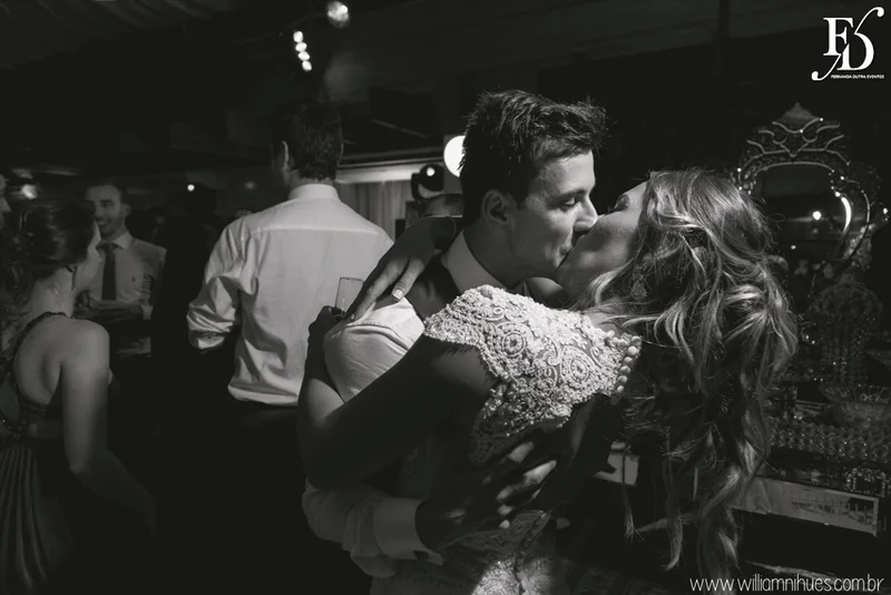 casamento luxuoso no clube veleiros do sul em porto alegre com decoração em dourado fechamento do teto em voil e espelhos venezianos cerimônia na igreja santa teresinha e santíssimo sacramento na redenção com organização e cerimonial de fernanda dutra da life eventos especiais organizadora de eventos em porto alegre