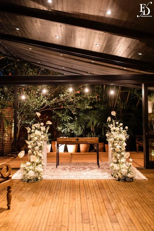 Casamento no Le Bistrot Gourmet em Porto Alegre, com decoração clássica, iluminação intimista e um projeto cheio de sofisticação com stylling europeu. Mesas com toalhas brancas, detalhes dourados, flores brancas.