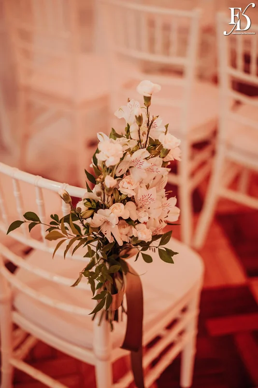 casamento com cerimônia e recepção realizados no salão imperatriz da associação leopoldina juvenil em porto alegre com decoração clássica em verde branco e prato por life eventos especiais assessoria de eventos em porto alegre