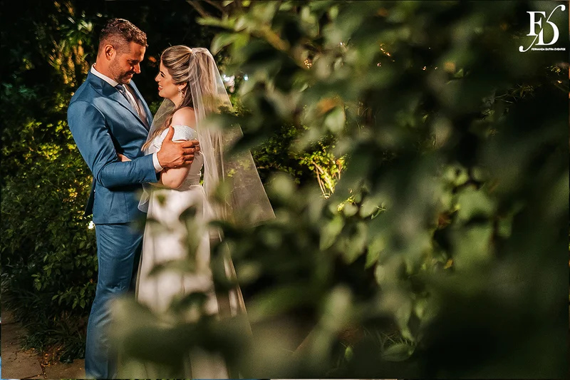 casamento mini-wedding da influencer bruna startt realizado no le bistrot gourmet em porto alegre com decoração com muitas velas flores brancas e muito verde por life eventos especiais
