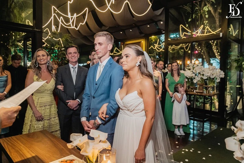 casamento no dry moments & drinks em porto alegre decoração moderna clean e sofisticada com copo de leite