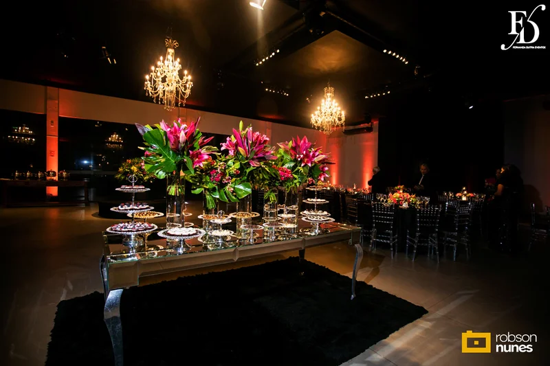 festa de formatura em direito no party room em porto alegre com decoração moderna elegante e sofisticada em preto e marsala com organização projeto e cerimonial de life eventos especiais cerimonialistas em porto alegre