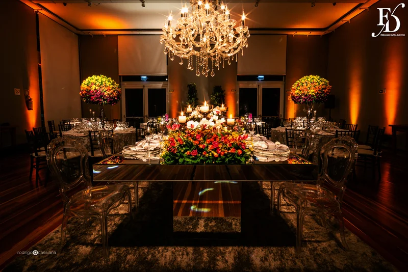 casamento com cerimônia na igreja santa teresinha do menino jesus na rua ramiro barcelos em porto alegre e recepção e festa na casa vetro com decoração moderna contemporânea sofisticada luxuosa em tons de cinza prata e flores coloridas na paleta de tons terrosos por life eventos especiais cerimonialista de casamento em porto alegre