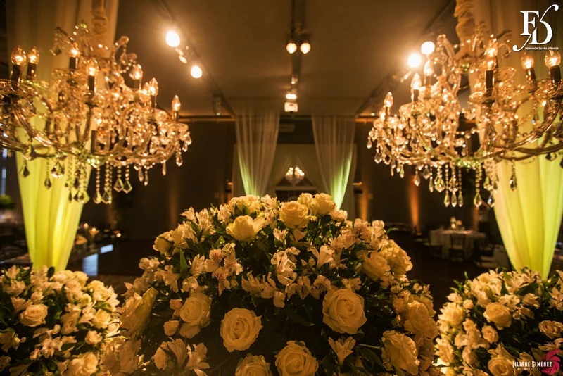 casamento destination wedding com cerimônia e festa na casa vetro em porto alegre com a cerimônia realizada na parte interna da casa com decoração clean elegante e clássica em branco e verde por life eventos especiais destination wedding em porto alegre cerimonialista em porto alegre