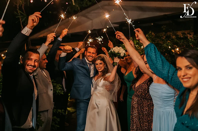 casamento mini-wedding da influencer bruna startt realizado no le bistrot gourmet em porto alegre com decoração com muitas velas flores brancas e muito verde por life eventos especiais
