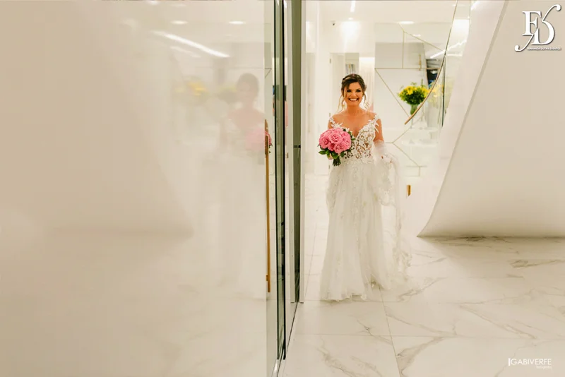 casamento com cerimônia na basílica nossa senhora das dores em porto alegre e festa na casa vetro com decoração luxuosa sofisticada exuberante em tons de rosa com parede de flores com organização projeto e cerimonial de life eventos especiais cerimonialista de casamentos em porto alegre
