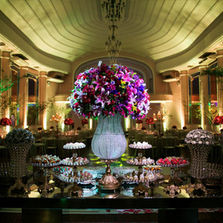 A festa de formatura de Rayssa e Deisi, realizadas no Salão dos Espelhos do Clube do Comércio, em Porto Alegre, foi uma celebração única para duas amigas que comemoraram sua graduação em Direito, pela PUCRS. A ocasião contou com uma decoração clássica, elegante e sofisticada, que refletia a grandiosidade da conquista de ambas.