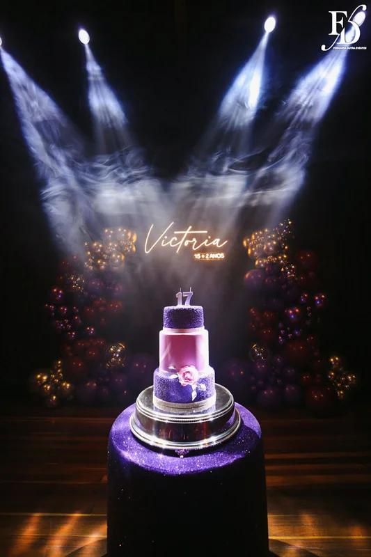 festa de aniversario de 15+2 evento adiado por 2 anos realizado na casa vetro em porto alegre com decoração moderna sofisticada luxuosa em tons de lilás e prata por life eventos especiais cerimonialista para festas de 15 anos em porto alegre