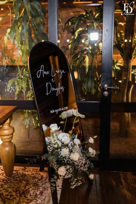 Casamento no Le Bistrot Gourmet em Porto Alegre, com decoração clássica, iluminação intimista e um projeto cheio de sofisticação com stylling europeu. Mesas com toalhas brancas, detalhes dourados, flores brancas.