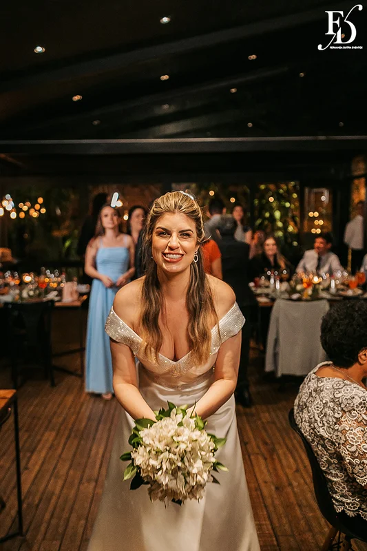 casamento mini-wedding da influencer bruna startt realizado no le bistrot gourmet em porto alegre com decoração com muitas velas flores brancas e muito verde por life eventos especiais