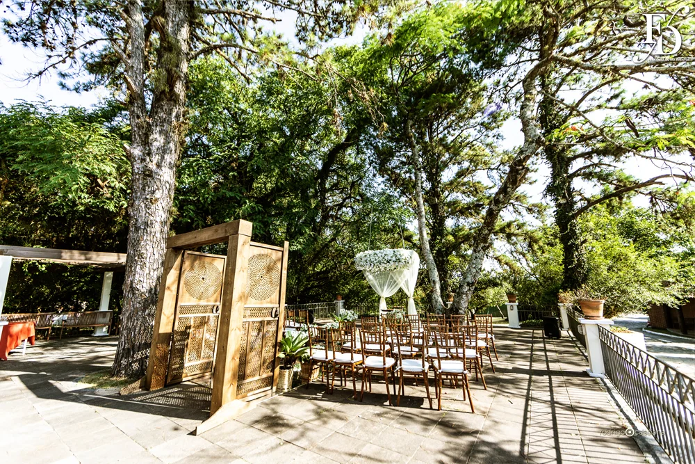 casamento do goleiro brenno do grêmio de porto alegre com a linda victoria fogazzi com uma cerimônia ao ar livre em porto alegre num lindo entardecer de verão e recepção em tons de marsala no salão principal da sede campestre da associação do ministério público por life eventos especiais cerimonialista em porto alegre
