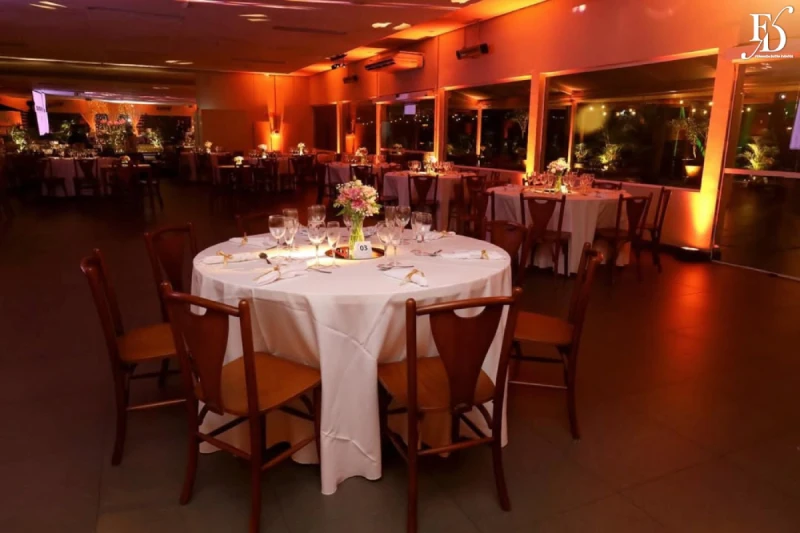festa de formatura no palatu's da pucrs com decoração simples minimalista e delicada em tons de rosa e luzinhas criando um clima acolhedor