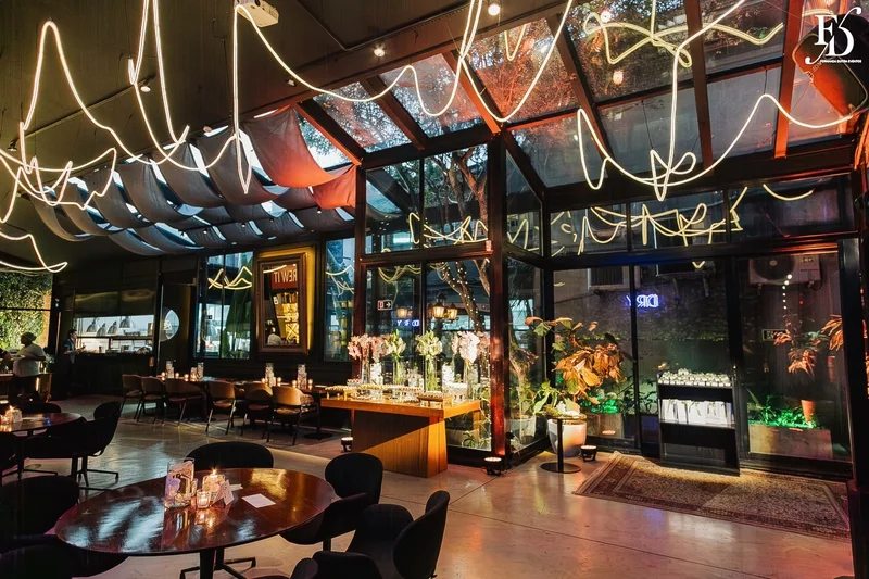 Salão do Dry Moments & Drinks decorado para casamento com neons e flores brancas em Porto Alegre