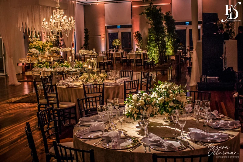 casamento com cerimônia na casa vetro em porto alegre e cerimônia na igreja cristo bom pastor com decoração clean clássica sofisticada e contemporânea em branco verde prataria e cristais por life eventos esepciais cerimonialista wedding planner em porto alegre