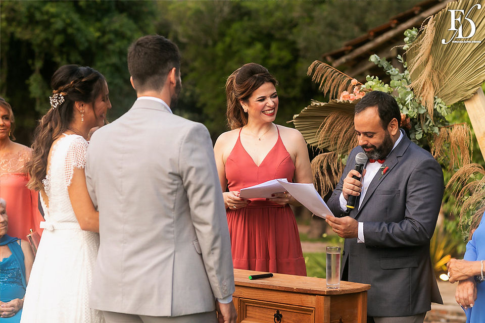 Casamento boho ao ar livre foi realizado na Casa na Chácara em Porto Alegre, com uma decoração em tons terrosos criada pela Life Eventos Especiais, uma empresa de cerimonialistas profissionais. Descubra como foi esse evento encantador, que contou com uma atmosfera aconchegante e descontraída