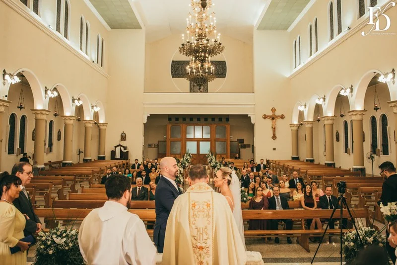 casamento realizado na igreja santa cecília em porto alegre e recepção no le bistrot gourmet com decoração colorida vibrante tropical por life eventos especiais cerimonialista de casamento em porto alegre