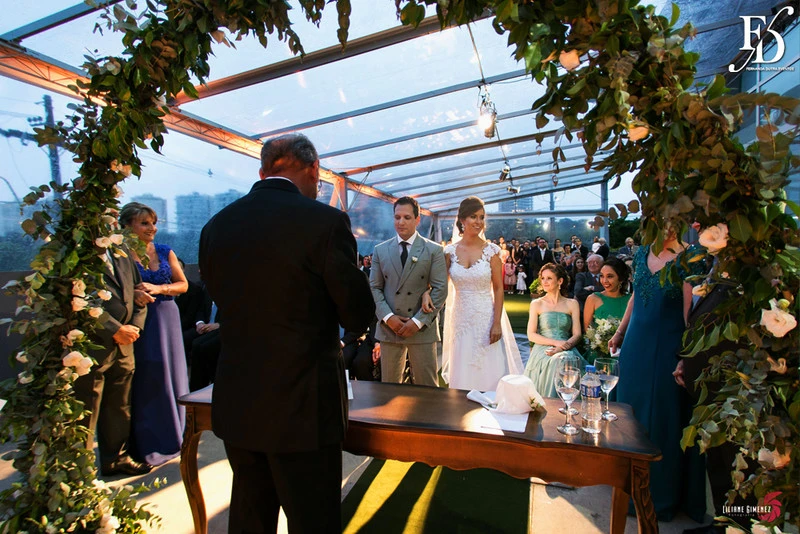 casamento com cerimônia e recepção realizados na casa vetro em porto alegre cerimônia realizada no terraço da casa e recepção com decoração clássica sofisticada elegante e contemporânea estilo botânico em nude verde branco e prata casamento greenery por life eventos especiais wedding planner em porto alegre assessoria e cerimonial