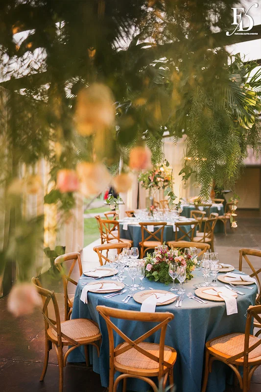 casamento com cerimônia realizada às 15h na Basílica Nossa Senhora das Dores em Porto Alegre e recepção no Alto da Capela. Coquetel na área externa embalado com jazz e por-do-sol, jantar formal, decoração exuberante e linda, em estilo botânico e muitas cores, luxuoso e lindo, por Life Eventos Especiais