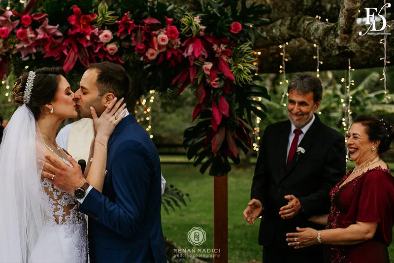 casamento diurno realizado em porto alegre rs no alto da capela por life eventos especiais cerimonialista wedding planner especializada em casamentos de alto padrão em porto alegre decoração boho chic botânica em tons de nude rosa e verde por life eventos especiais