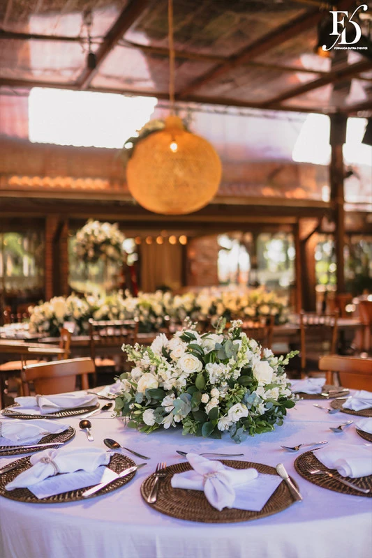 casamento diurno estilo europeu realizado no alto da capela em porto alegre no formato destination wedding com organizacao de life eventos especiais casamento de luxo em porto alegre com decoração luxuosa e clássica