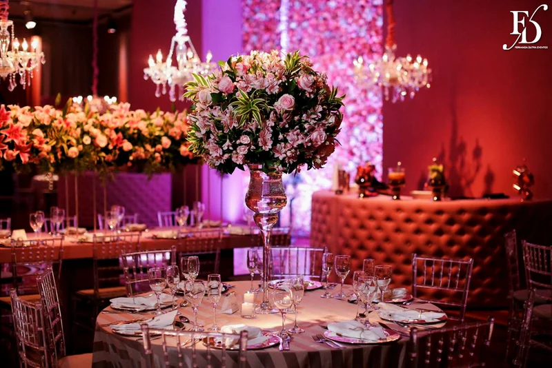 casamento com cerimônia na basílica nossa senhora das dores em porto alegre e festa na casa vetro com decoração luxuosa sofisticada exuberante em tons de rosa com parede de flores com organização projeto e cerimonial de life eventos especiais cerimonialista de casamentos em porto alegre