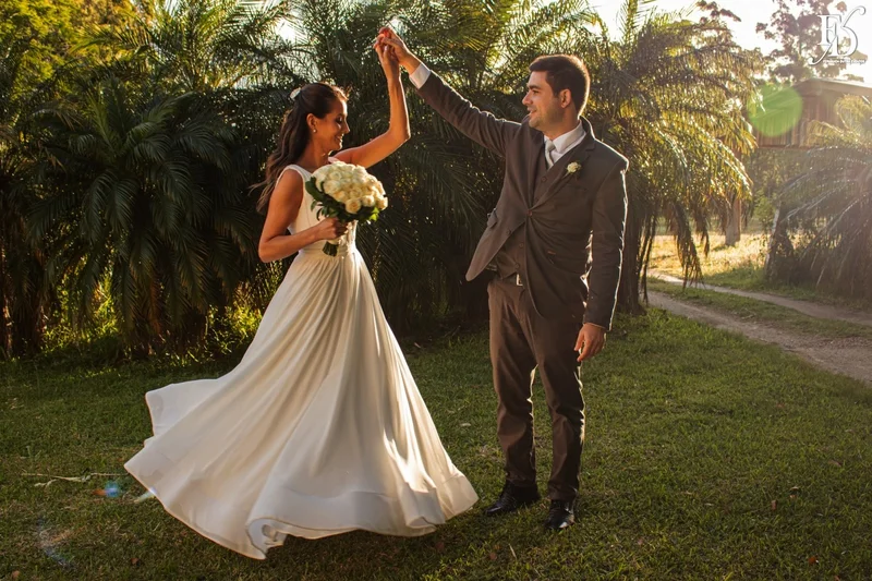 noivos no entardecer no jardim do sitio da figueira 