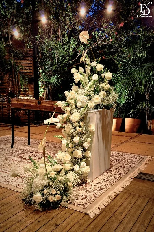 Casamento no Le Bistrot Gourmet em Porto Alegre, com decoração clássica, iluminação intimista e um projeto cheio de sofisticação com stylling europeu. Mesas com toalhas brancas, detalhes dourados, flores brancas.