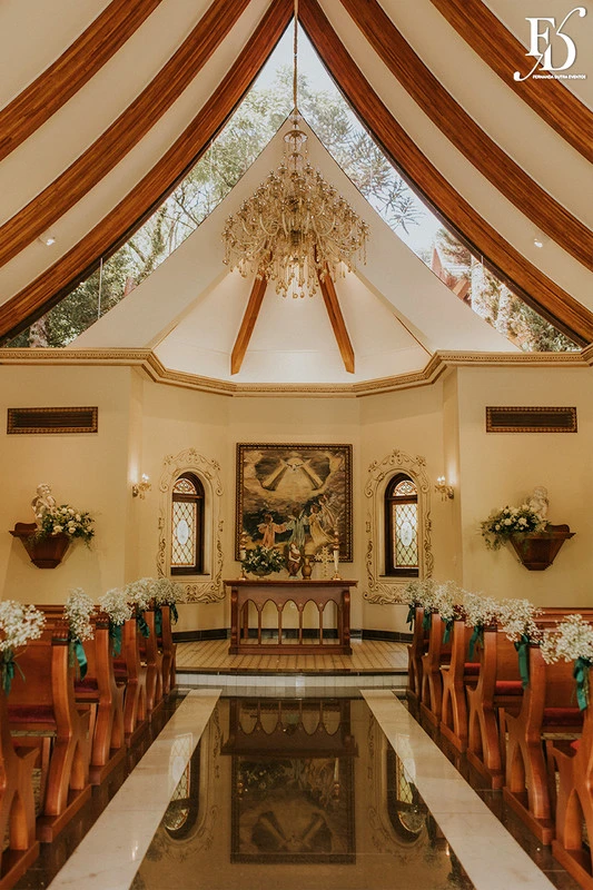 casamento destination wedding no hotel ritta hoppner em gramado com decoração clássica, elegante e botânica em tons de branco verde e fendi por life eventos especiais capela dos anjos