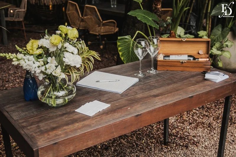 casamento mini-wedding no eat kitchen em novo hamburgo com decoração verde e branco estilo greenery cerimônia