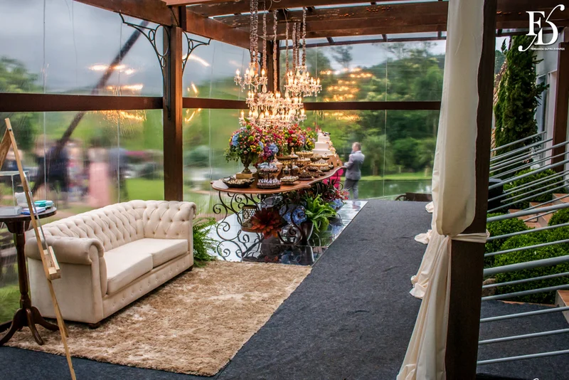 casamento diurno estilo destination wedding realizado em ivoti no interior do rs com cerimônia ao ar livre e recepção no salão principal do espaço da torre com decoração boho chic colorida botânica em tons de azul por life eventos especiais assessoria e cerimonial de casamentos em porto alegre